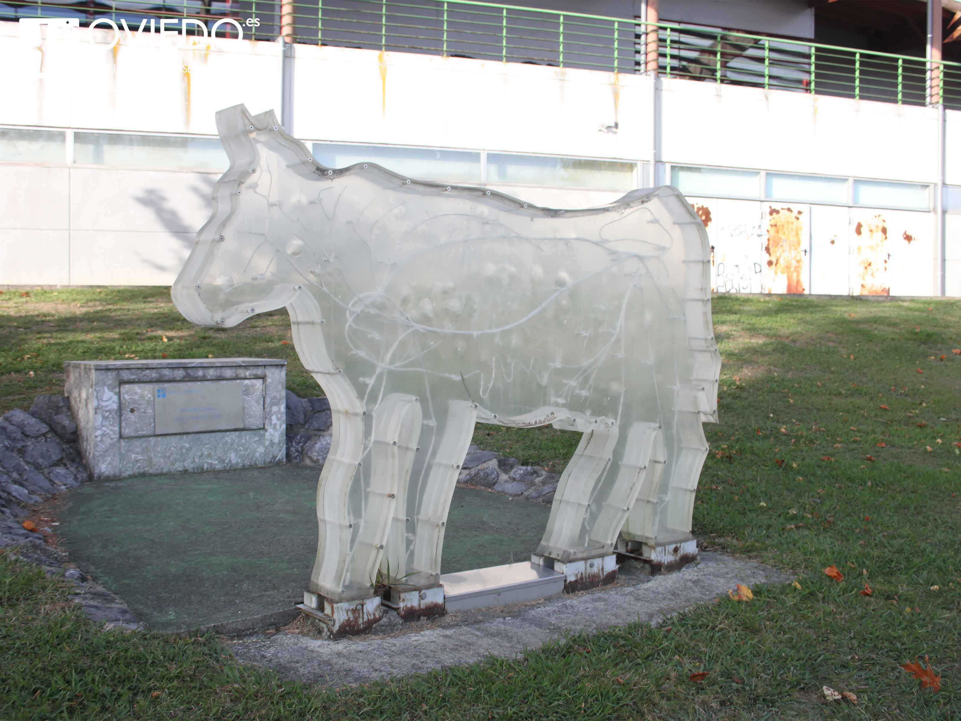 Escultura Vaca biológica